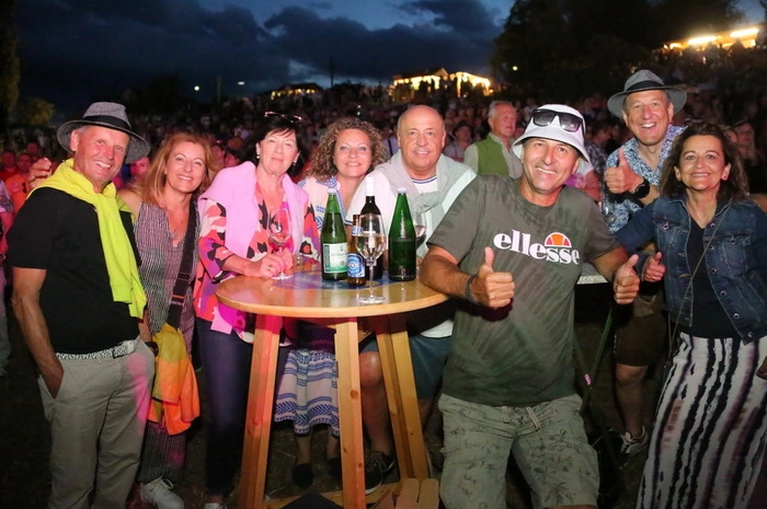 Auch „Steirische Roas“-Organisator Rudi Tischhart (3.v.r.) machte mit einer Runde die „Roas“ zum Open Air.  