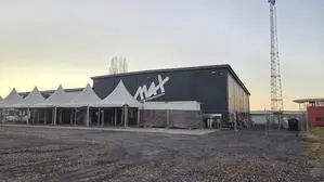 Das gesamte Mobiliar der „Disco Max“ wird versteigert. Auch die weißen Zelte, die vor der Disco aufgestellt sind, kommen unter den Hammer