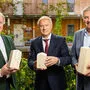 Obmann Paul Lang (pro Holz Steiermark), Landesrat Hans Seitinger und Geschäftsführer Wolfram Sacherer (Wohnbaugruppe Ennstal)
