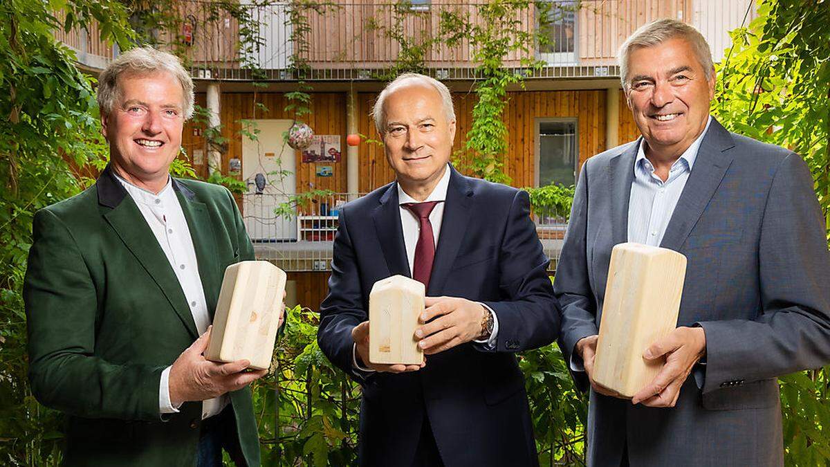 Obmann Paul Lang (pro Holz Steiermark), Landesrat Hans Seitinger und Geschäftsführer Wolfram Sacherer (Wohnbaugruppe Ennstal)
