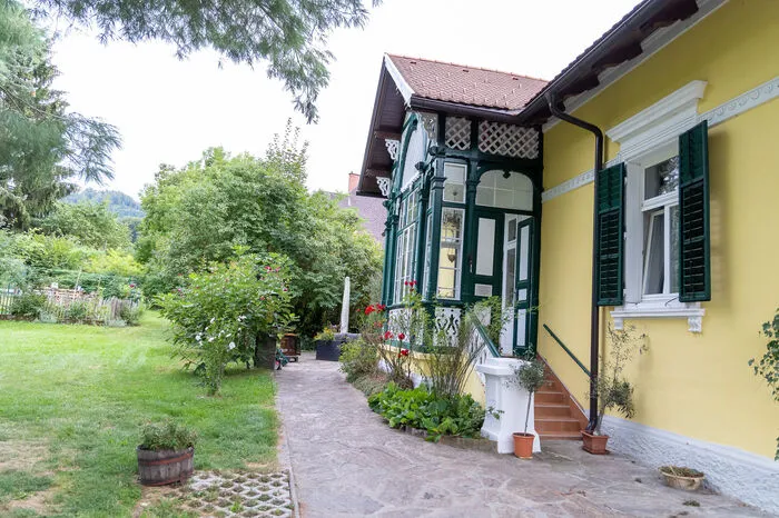 Das Haus wurde 1891 erbaut und bietet rund 400 Quadratmeter Wohnfläche sowie einen 2150 Quadratmeter großen Garten. „Das Einzige, was funktionierte, war die Heizung. Wir mussten das Dach neu decken lassen und haben auch innen alles neu gemacht. Vor allem der Keller war ein Projekt“, so Gottfried Hofmann-Wellenhof.