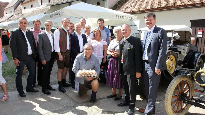 Bürgermeister Josef Ober mit Taborfestbesucher.