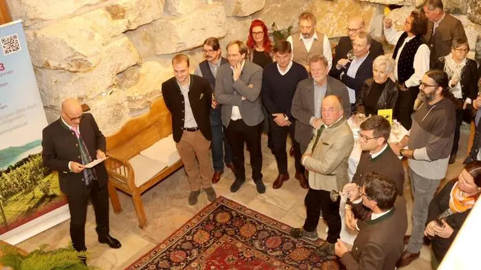 Auch wenn ein Schneegestöber die Weinberge nördlich von Klagenfurt streifte: Zahlreiche Weinkenner hatten sich am Freitagabend Richtung Weingut „Auf der Leiten“ von Sem Kegley & Georg Lexer hoch über Karnburg aufgemacht, um bei der Landesweintaufe 2025 dabei zu sein. 