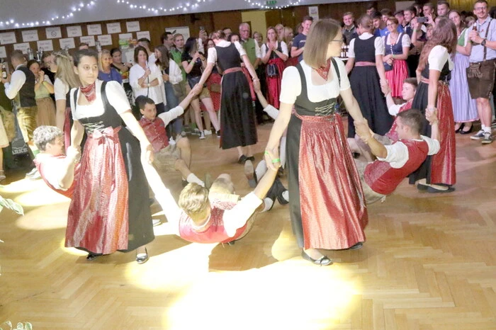 Für den Auftanz sorgten die LJ-Gruppen Ebenthal (Foto) und Straßburg sowie die Alt-LJ-Gruppe Brückl. 