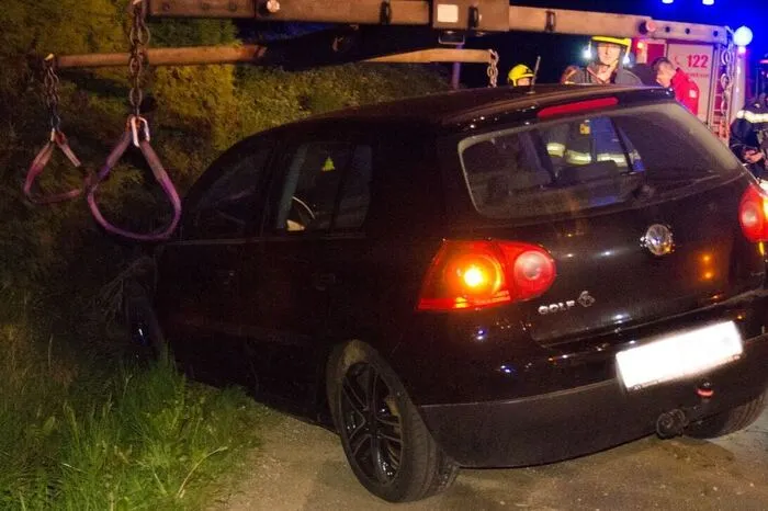 ... dann ein Pkw von der L340 zwischen Söding und Mooskirchen abgekommen