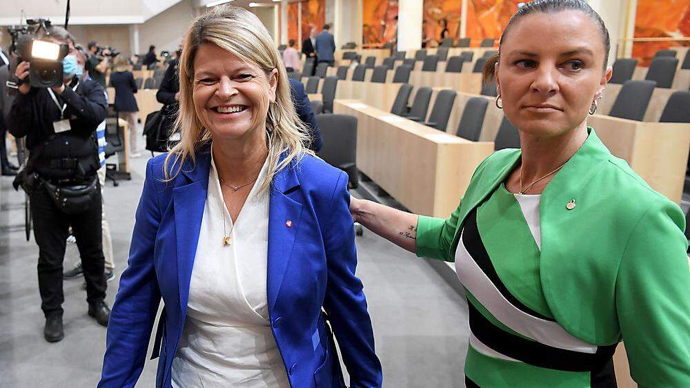 Katharina Nehammer (rechts) mit Verteidigungsministerin Tanner; Nehammer wurde  Anfang 2020 Sprecherin im Verteidigungsministerium