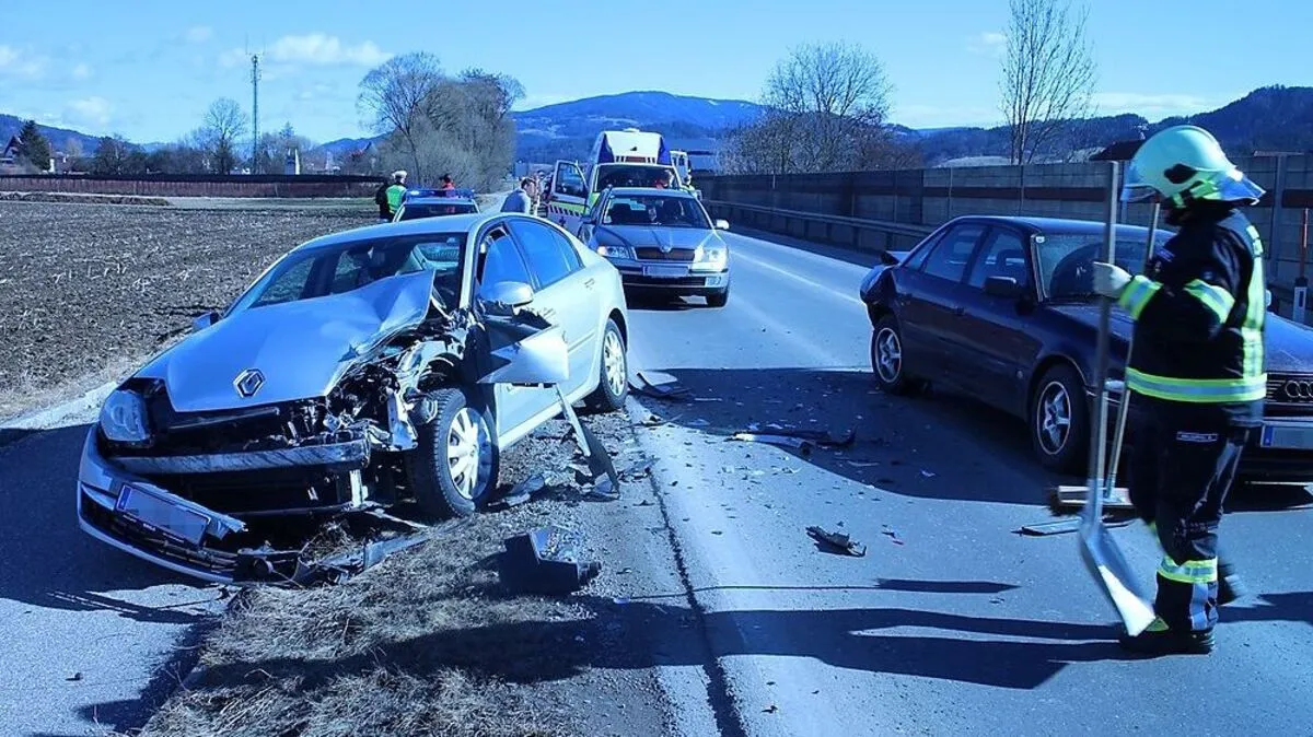 Die Autos wurden bei dem Unfall stark beschädigt