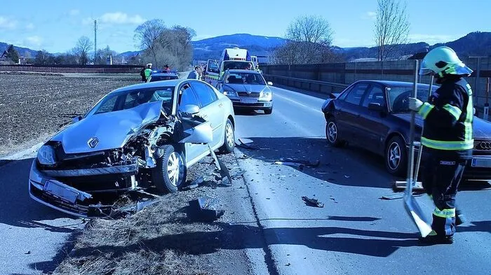 Die Autos wurden bei dem Unfall stark beschädigt