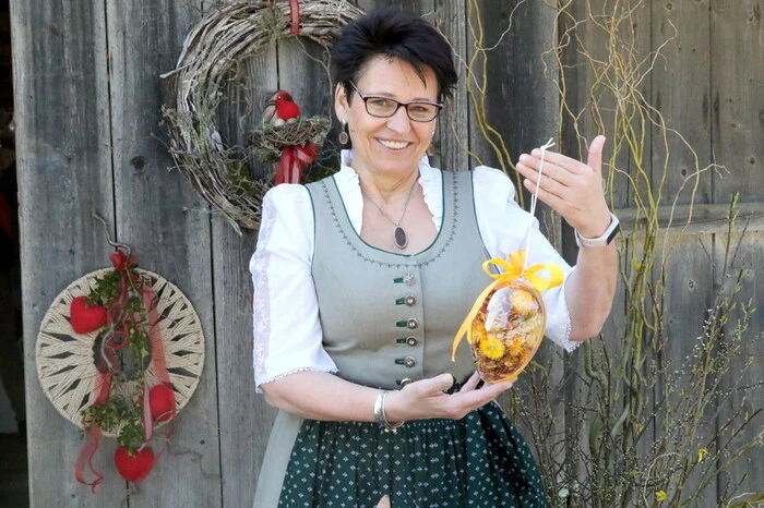 „Bereits seit 15 Jahren finden in Dreifaltigkeit Osterausstellungen statt. Und zwar bei uns hier am Berg im Stadl gleich neben dem Gasthof Jägerwirt“, sagt Wirtin  und Cheforganisatorin Gabriele Pleschutznig (Foto). 