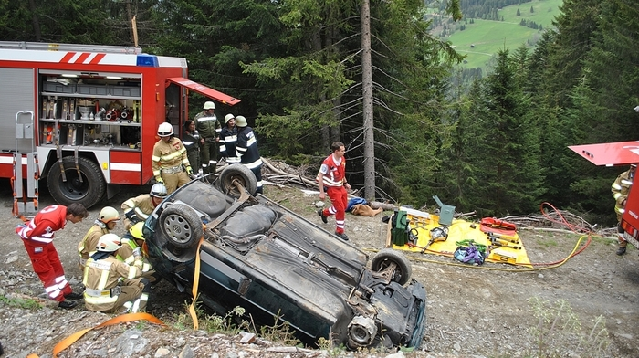 Ein Verkehrsunfall mit zwei beteiligten Fahrzeugen in der hoch gelegenen Ortschaft Raut im Lesachtal mit anschließendem Waldbrand. So lautete die Annahme einer großen Übung, an der sich 250 Einsatzkräfte beteiligten.