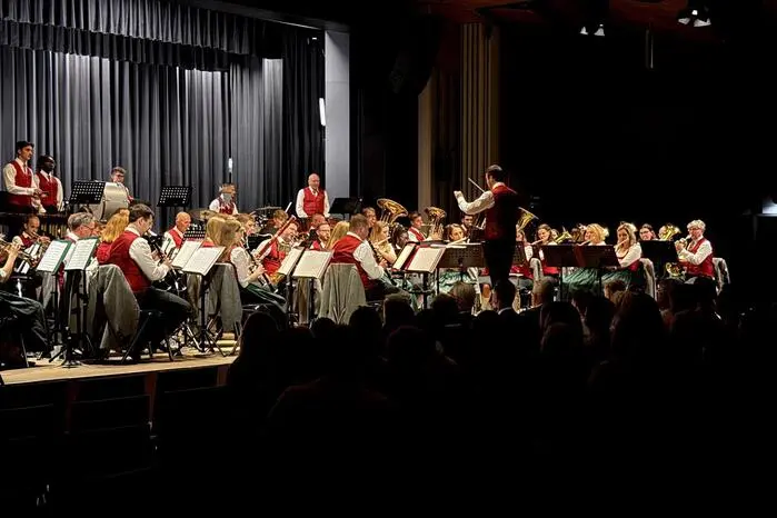 Unter dem Taktstock von Kapellmeister Thomas Pfingstl reiste die Stadtkapelle musikalisch Stück für Stück in die Vergangenheit.