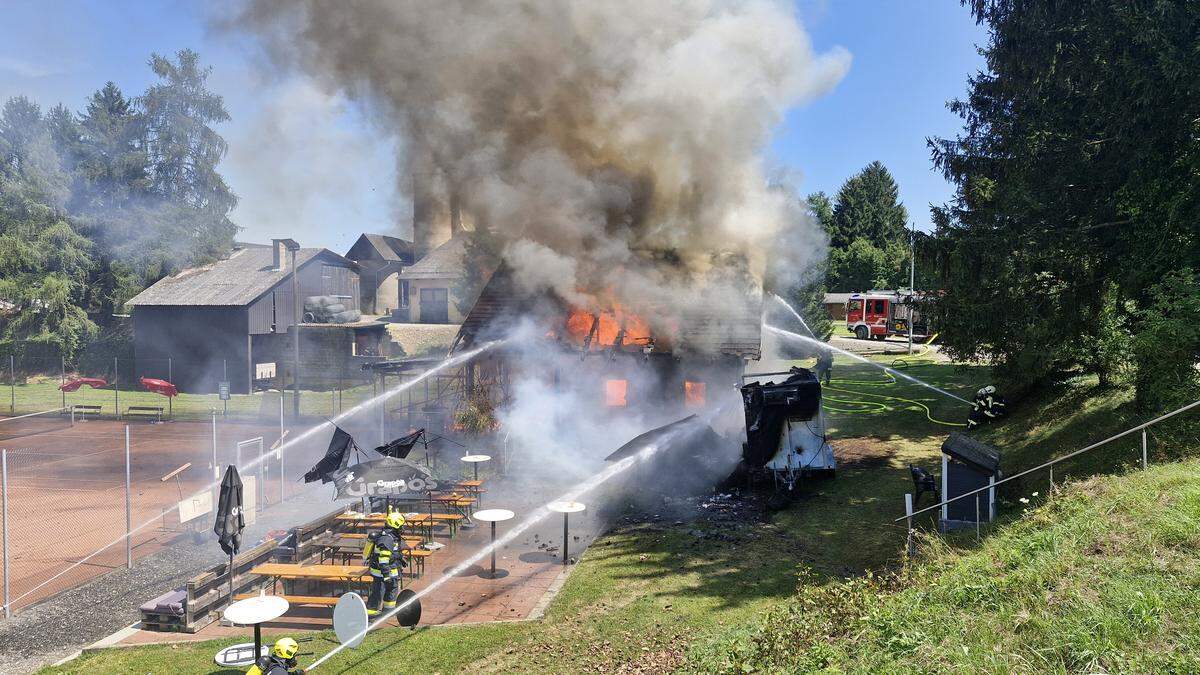 Das Gebäude brannte komplett nieder