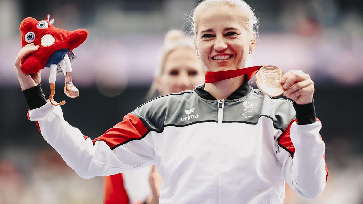 Natalija Eder mit ihrer Medaille