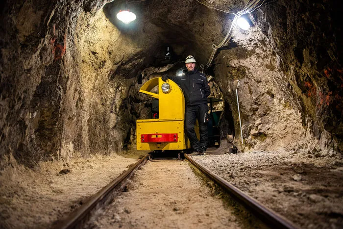 Der "Zweihäusige Metallist", einst in einer ostdeutschen Grube im Einsatz, befördert heute Gäste über die Schienen im Schloßberg. 