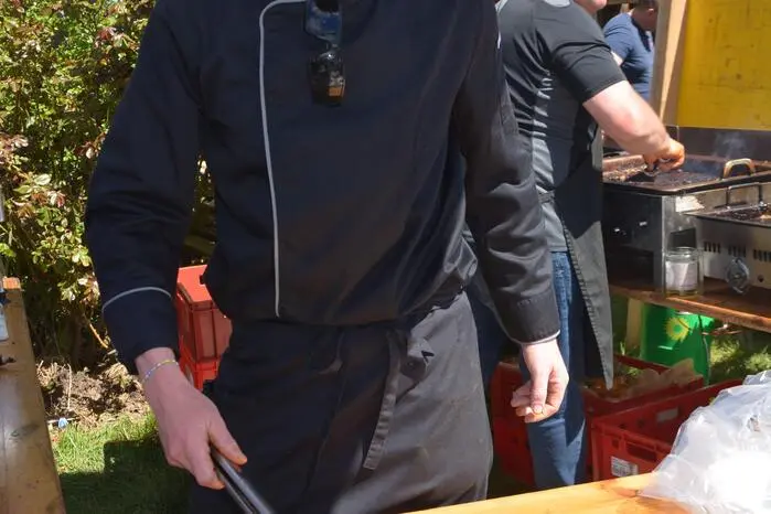 Die Grillmeister Hansi und Hannes sowie die vielen freiwilligen Helfer des Bauernbundes hatten alle Hände voll zu tun. Grillkotelettes oder Grillwürstel gingen weg wie die „warmen Semmeln“.