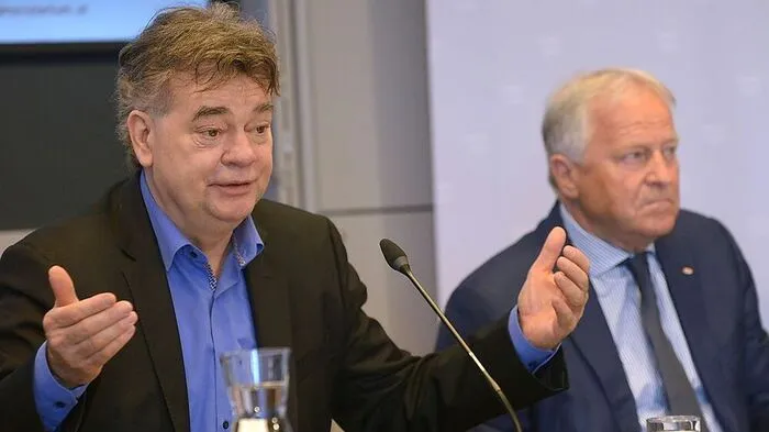 Im Juni 2020 erklärte Vizekanzler Werner Kogler (Grüne), dass die 2-Meter-Abstandsregel mit Juli fallen soll. Ab dann waren auch Trainings und Spiele für Hobbysportler wieder möglich.  