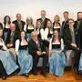 Elf Frauen und acht Männer in Tracht stehen und sitzen vor einer Wand und schauen in die Kamera | Die nächste Möglichkeit, den Chor zu hören, bietet sich am 26. Dezember in Tarvis bei der Stefanimesse in der Pfarrkirche