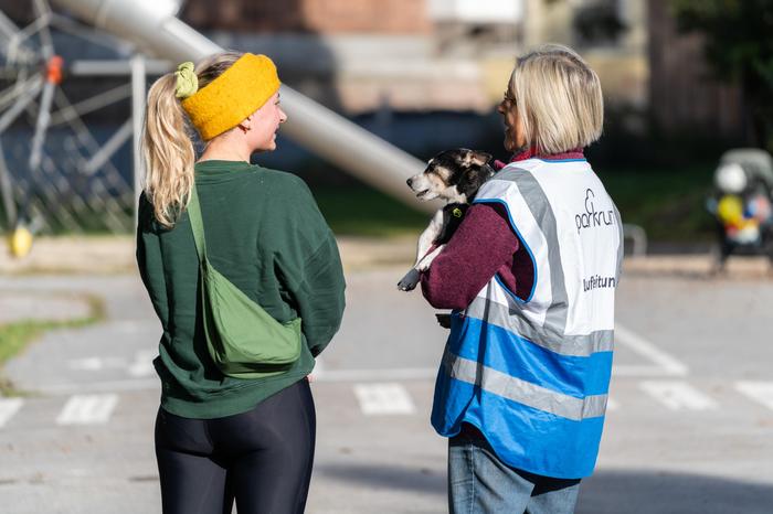 Redakteurin Simone Rendl mit Hund Cookie und Besitzerin Sarah Knights