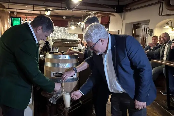 Nach gezielten Hammerschlägen durch den Stadtchef schäumte das frisch gezapfte Bier aus dem Holzfass.