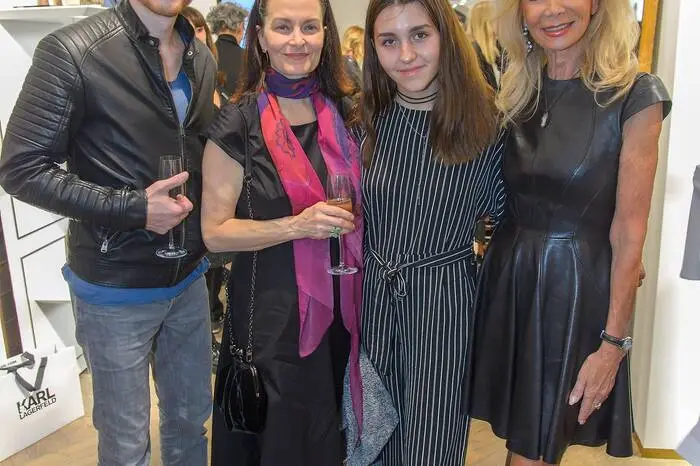 Künstler Martin Rille, Arabel Karajan mit Tochter Kalina und Elisabeth Himmer-Hirnigel.