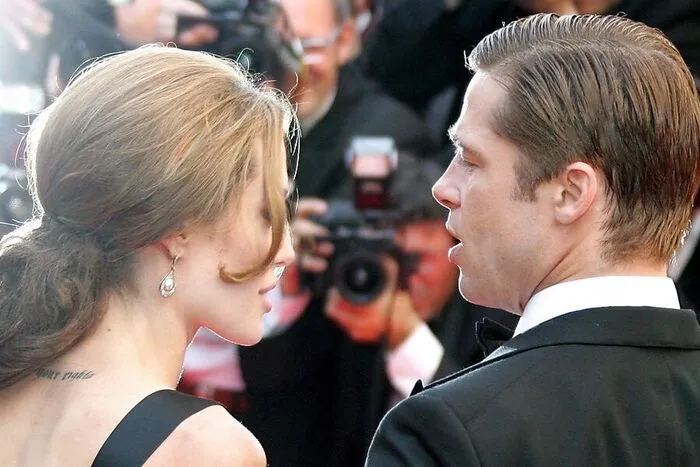 Kennengelernt hatten sich Brad Pitt und Angelina Jolie 2004 bei den Dreharbeiten zur Actionkomödie "Mr.  & Mrs. Smith". Jolie hatte damals schon zwei Ehen hinter sich. Vom ersten Moment an stand "Brangelina" im Blickpunkt der Öffentlichkeit.