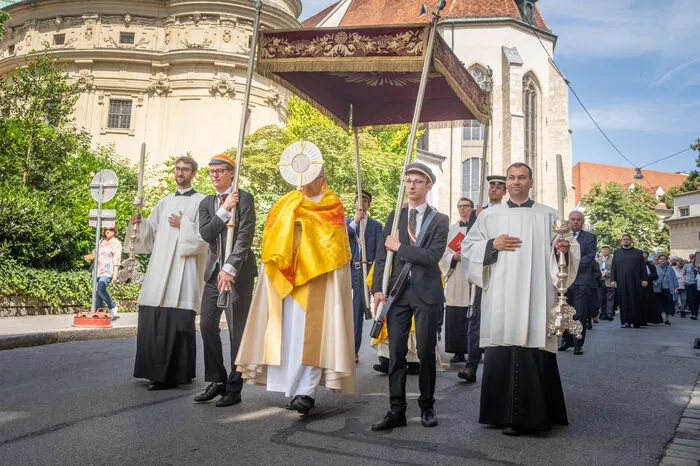 Das Fest bezieht sich auf die Wandlung von Brot und Wein zu Leib und Blut Christi, wie das die katholische Kirche lehrt. Daher erinnert Fronleichnam auch an die Gegenwart Christi in der Eucharistie.
