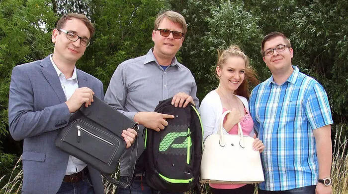 Roderück Bender (2. von links) mit dem Team von „Brainstormink“ samt Prototypen der Kollektion