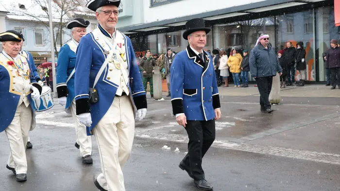 Der Faschingsumzug am Feldbacher Hauptplatz wurde angeführt von der Stadtwache und Bürgermeister Josef Ober.