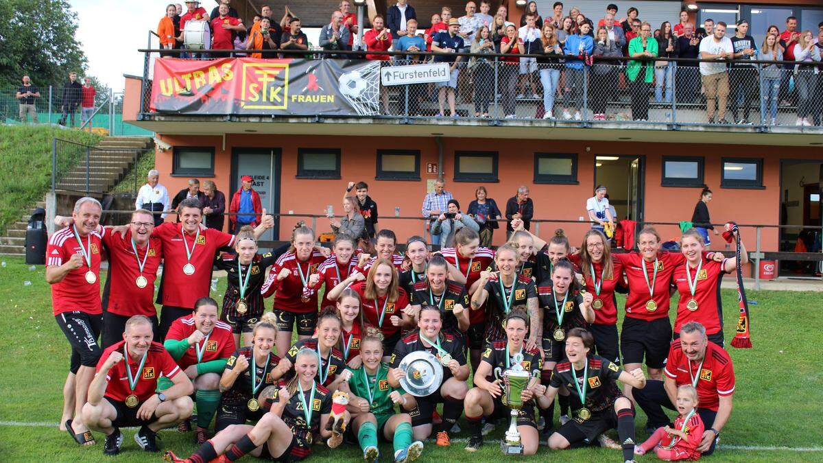 Fans, Funktionäre und Trainer jubelten mit den FSK Frauen über den Sieg im Steirercup