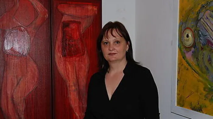 Künstlerin Karin Rupacher vor einem ihrer Bilder (links)