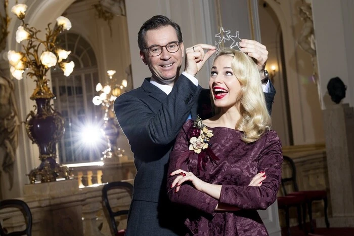 Bei der Opernredoute 2019 wurden die Krönchen erstmals von einer Designerin gestaltet. Die erste war Moderatorin Silvia Schneider (im Foto mit Juwelier Klaus Weikhard): „Meine erste Assoziation zum Thema ‘Freude’ war ‘Freude schöner Götterfunken’, darunter habe ich mir immer Sterne vorgestellt. So kam ich auf einen berühmten Sterne-Kopfschmuck der österreichischen Hollywood-Legende Hedi Lamarr.“