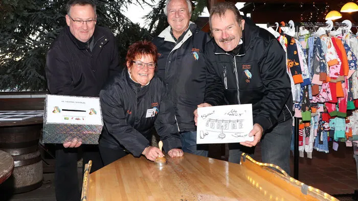 Der Verein die St. Veiter Eisvögel am Foto von Links: Thomas Vizral, Barbara Rieger, Lorenz Brausam (Obmann-Stvr.) und Armin Payker (Obmann) unterstützen u.a. mit den Einnahmen ihrer Miniatur Stingelschießen die Inkusionsklasse St. Veit.