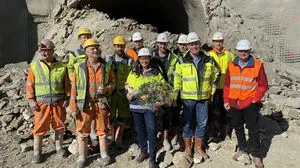 Tunnelpatin Sara Schaar (Mitte) mit Bauprojektleiter Herbert Sonnleitner (2. v. rechts) sowie den Bürgermeistern Arnold Klammer und Günther Novak