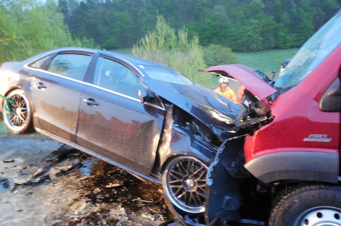 Bei dem Unfall wurden beide Lenker und zwei Insassen des Wohnmobils unbestimmten Grades verletzt.