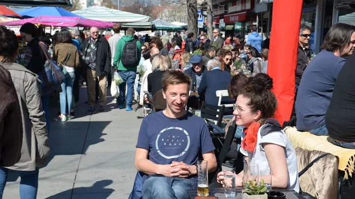 Nach Sitzplätzen sucht man rund um den Markt vergebens