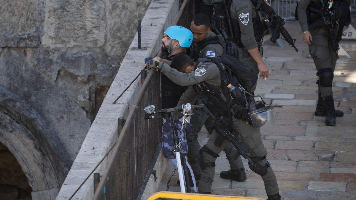 Ein 16-jähriger Palästinenser hat nach israelischen Angaben bei einem Anschlag nahe der Jerusalemer Altstadt zwei Polizisten verletzt