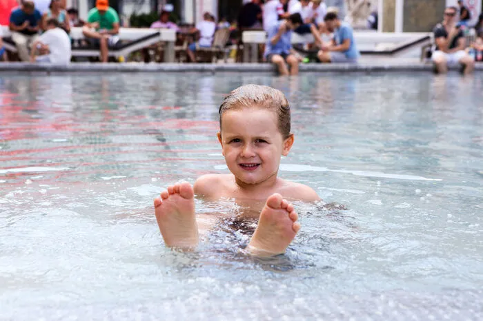 „Abkühlung darf schon mal sein“, dachte sich der vierjährige Emil – und plantschte ein bisschen im Brunnen am Karmelieterplatz