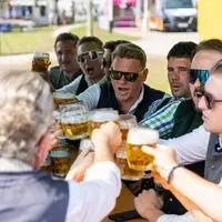 Hier wird mit Landeshauptmann Christopher Drexler angestoßen