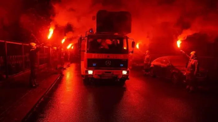 Mit einer beeindruckenden Kulisse wurde das Einsatzfahrzeug der Brucker Feuerwehr in Polen empfangen