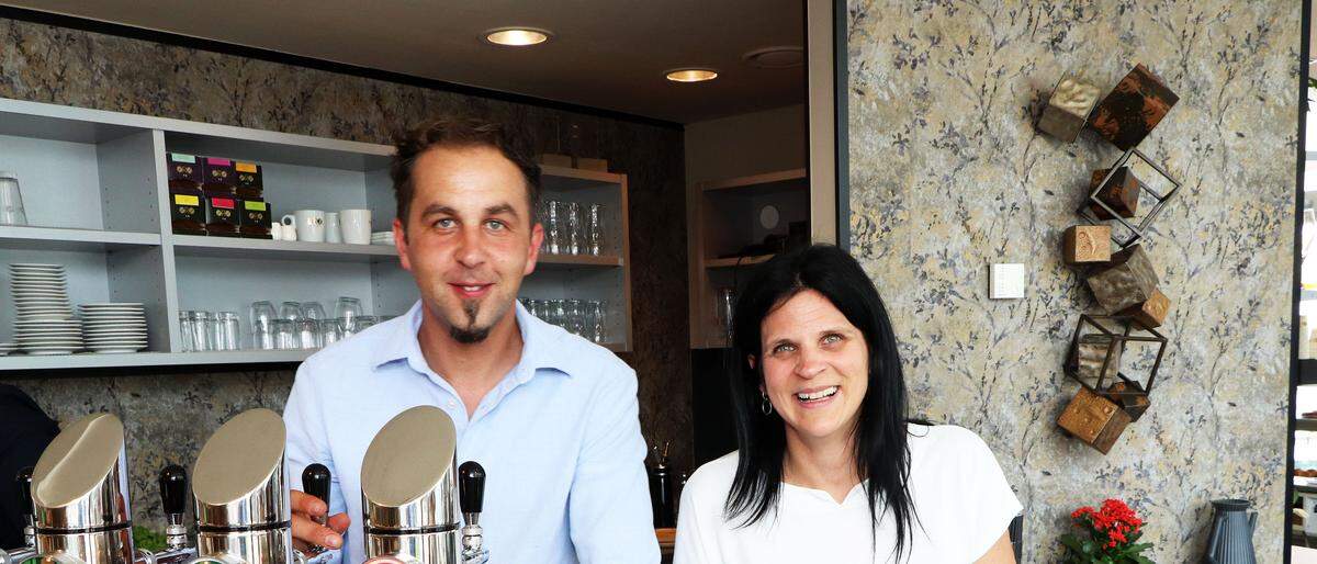 Seit Montag begrüßen Ewald Koschu und Sabrina Zammernig die Gäste mit ihren Schmankerln in Feldkirchen