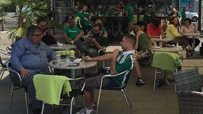 Die "braven" Rapid-Fans bevölkern den Neuen Platz und diskutieren über das Finale.