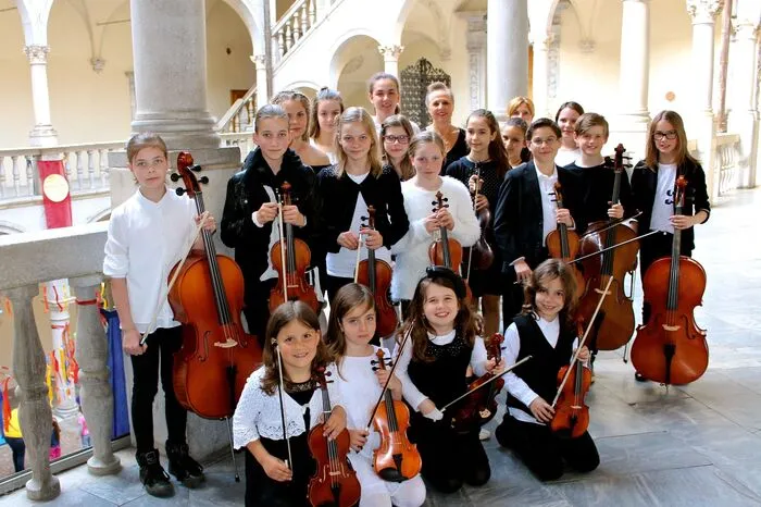 Die Bambini und Teenie Streicher unter der Leitung von Inge Jabobsen werden die Eröffnung umrahmen.