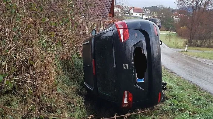 So wie dieser Wagen kamen etliche Fahrzeuge von der Straße ab
