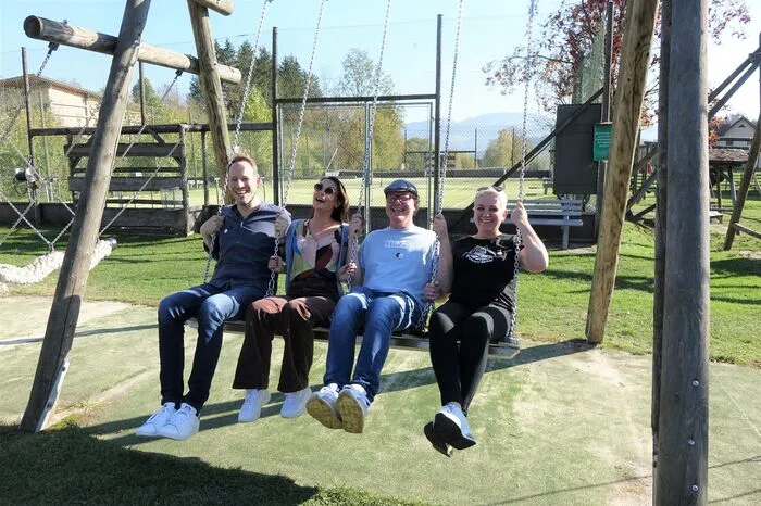 Liedtexter Tobias Reitz, Singer-Songwriterin Alexa von "Flinte", Bernhard Wittgruber und seine Frau Katharina Herbst-Wittgruber, die "gute Fee" des Camps.
