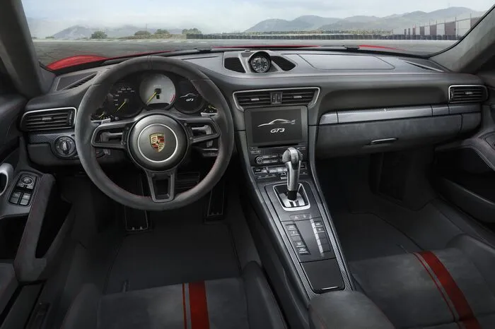 Das Fahrwerk profitiert von der Porsche-Rennsport-Erfahrung und wurde zugunsten einer noch besseren Fahrdynamik überarbeitet. Gegenüber dem 911 Carrera S liegt der GT 3 um 25 Millimeter tiefer. Einen wesentlichen Anteil an der gestiegenen Fahrdynamik hat die aktive Hinterachslenkung. Abhängig von der Geschwindigkeit lenkt sie gegen- oder gleichsinnig zu den Vorderrädern ein, verbessert so Agilität und Stabilität. Weitere Fahrdynamik-Bausteine sind die dynamischen Motorlager und die Hinterachs-Differenzialsperre.