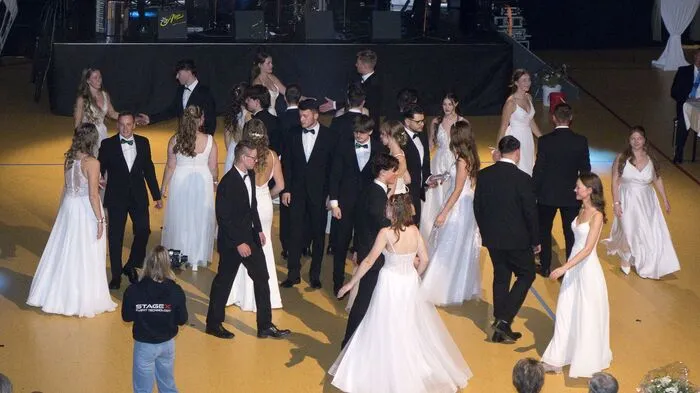 In der WM-Halle Murau hieß es am Samstag beim 45. Maturaball der HLW Murau „Roadtrip – Fünf Jahre neben der Spur“. Nach dem Einmarsch der 14 Maturantinnen mit ihren Tanzpartnern zur Polonaise wurden die Paare einzeln vorgestellt. Die beiden Absolventinnen Katharina Moser und Anna Steiner hielten die Begrüßungsansprache.