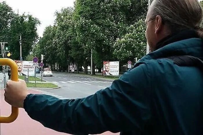 Haltegriffe für Radfahrer an manchen Ampeln ersparen das Absteigen bei Rot. Und beim Wegfahren ist man auch schneller.