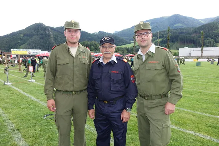 Bereichsfeuerwehrkommandant Manfred Harrer (M.) eröffnete die Landesfeuerwehrjugendspiele. Christian Lanzmaier (r.), Kommandant der FF Mautern, und sein Stellvertreter Wolfgang Hirt organisierten die Bewerbe für die Jugend mit ihren Mauterner Feuerwehrkameraden seit Monaten.