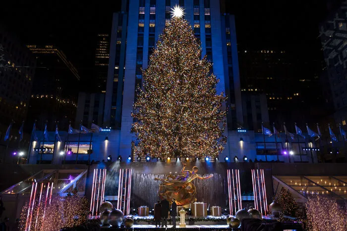 Das seit Anfang der 1930er Jahre jährlich zelebrierte Anzünden der Lichter am Baum vor dem Rockefeller Center gilt als eine der beliebtesten New Yorker Weihnachtstraditionen.