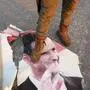 Zerrissenes Plakat von Bashar al-Assad liegt auf dem Boden, eine Person steht mit dem Fuß auf seinem Gesicht | Syriens Machthaber Bashar al-Assad wurde Anfang Dezember 2024 nach 24 Jahren an der Macht gestürzt
